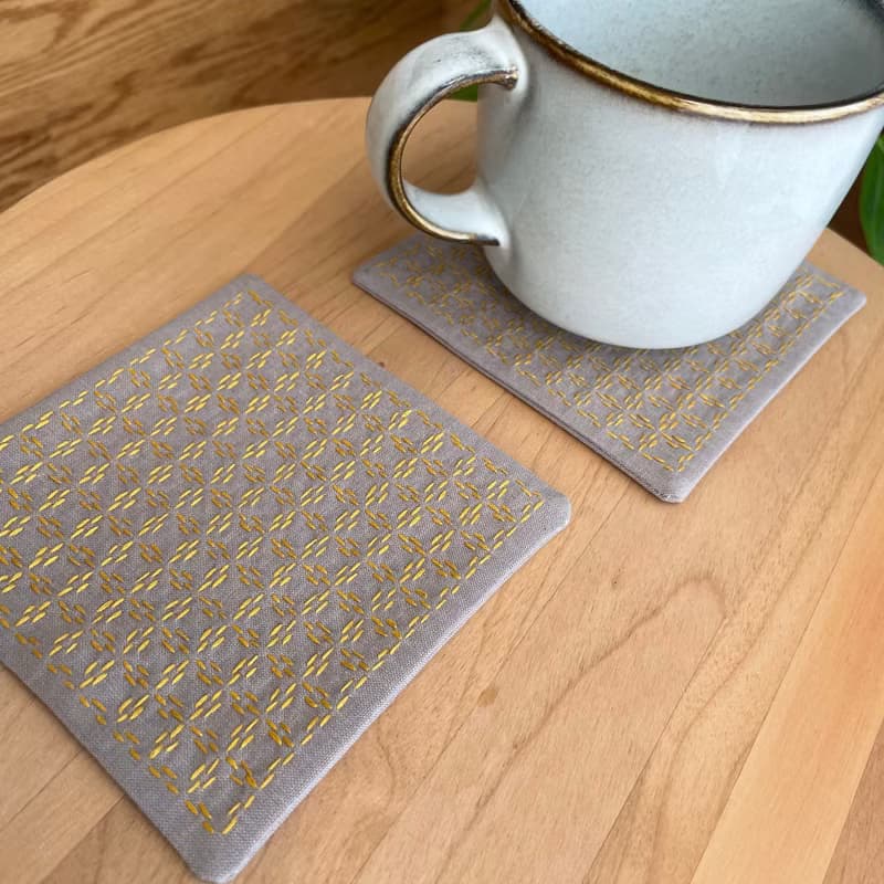 刺し子コースター2枚セット　方眼グレージュ　刺繡杯墊　洗える　四角　キッチン　布コースター　刺繍　プレゼント　カフェ　コーヒー　黄色　シンプル　誕生日