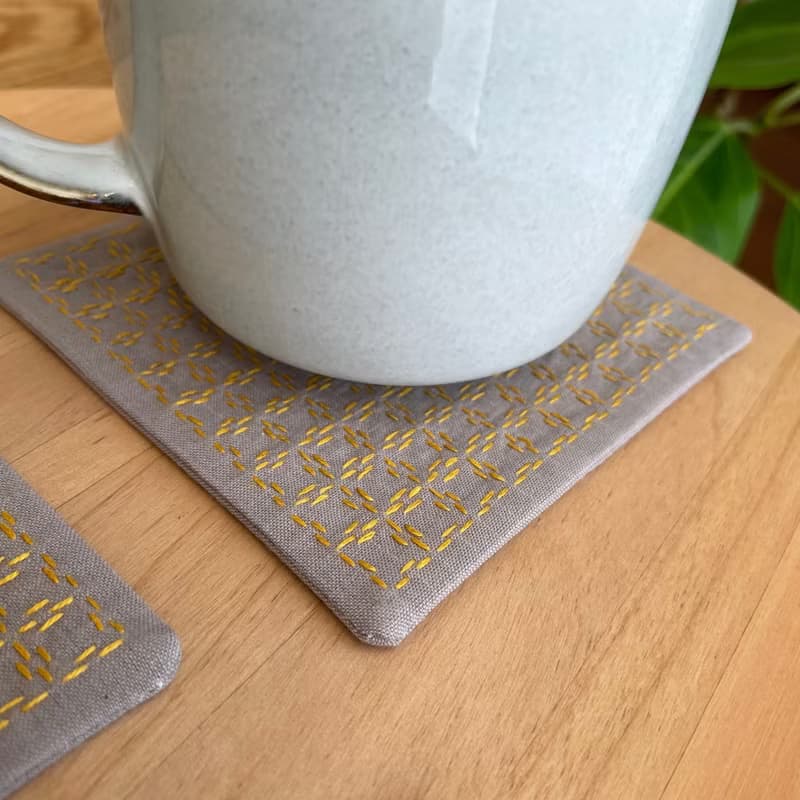 刺し子コースター2枚セット　方眼グレージュ　刺繡杯墊　洗える　四角　キッチン　布コースター　刺繍　プレゼント　カフェ　コーヒー　黄色　シンプル　誕生日