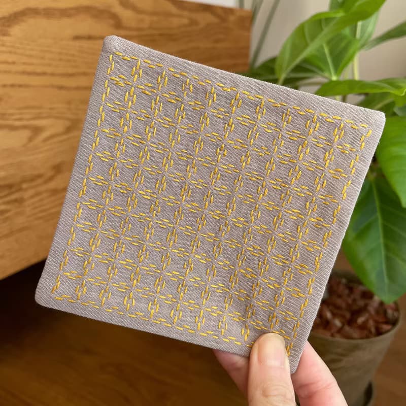 刺し子コースター2枚セット　方眼グレージュ　刺繡杯墊　洗える　四角　キッチン　布コースター　刺繍　プレゼント　カフェ　コーヒー　黄色　シンプル　誕生日