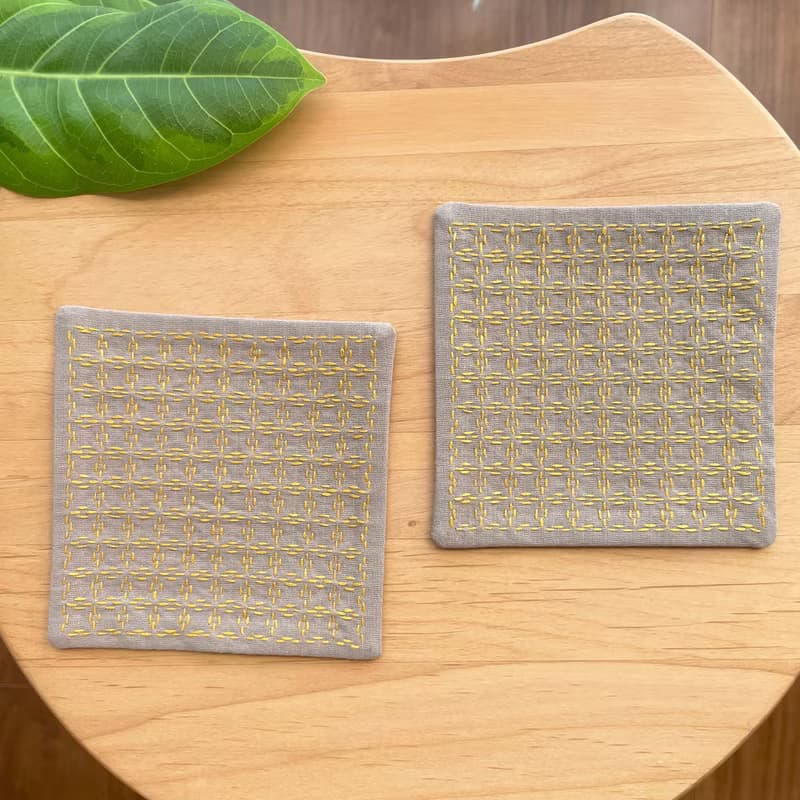 刺し子コースター2枚セット　方眼グレージュ　刺繡杯墊　洗える　四角　キッチン　布コースター　刺繍　プレゼント　カフェ　コーヒー　黄色　シンプル　誕生日