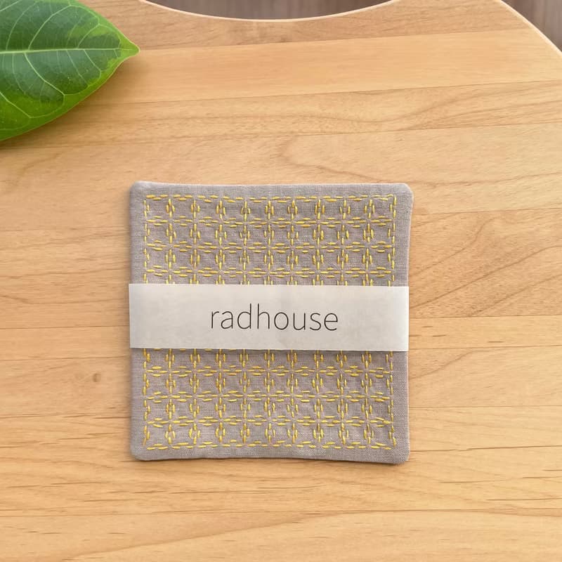 刺し子コースター2枚セット　方眼グレージュ　刺繡杯墊　洗える　四角　キッチン　布コースター　刺繍　プレゼント　カフェ　コーヒー　黄色　シンプル　誕生日