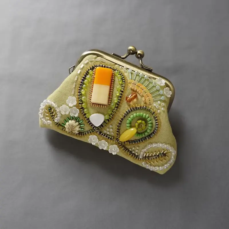 ビーズ刺繍の小さながま口 13　イエロー　カラフル　ビーズ刺繍　ギフト　母の日　敬老の日　クリスマス　マチなしポーチ
