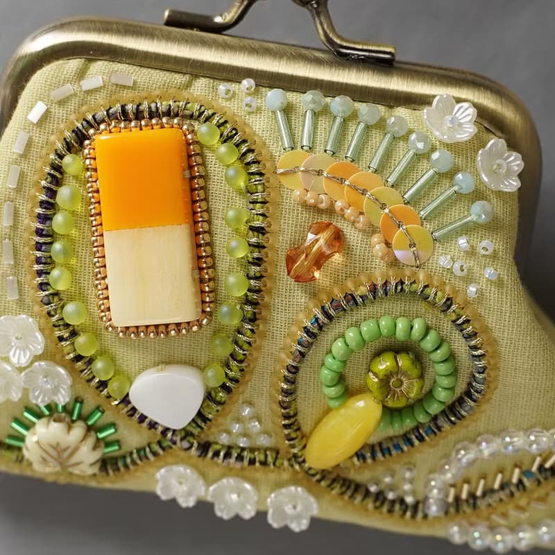 ビーズ刺繍の小さながま口 13　イエロー　カラフル　ビーズ刺繍　ギフト　母の日　敬老の日　クリスマス　マチなしポーチ