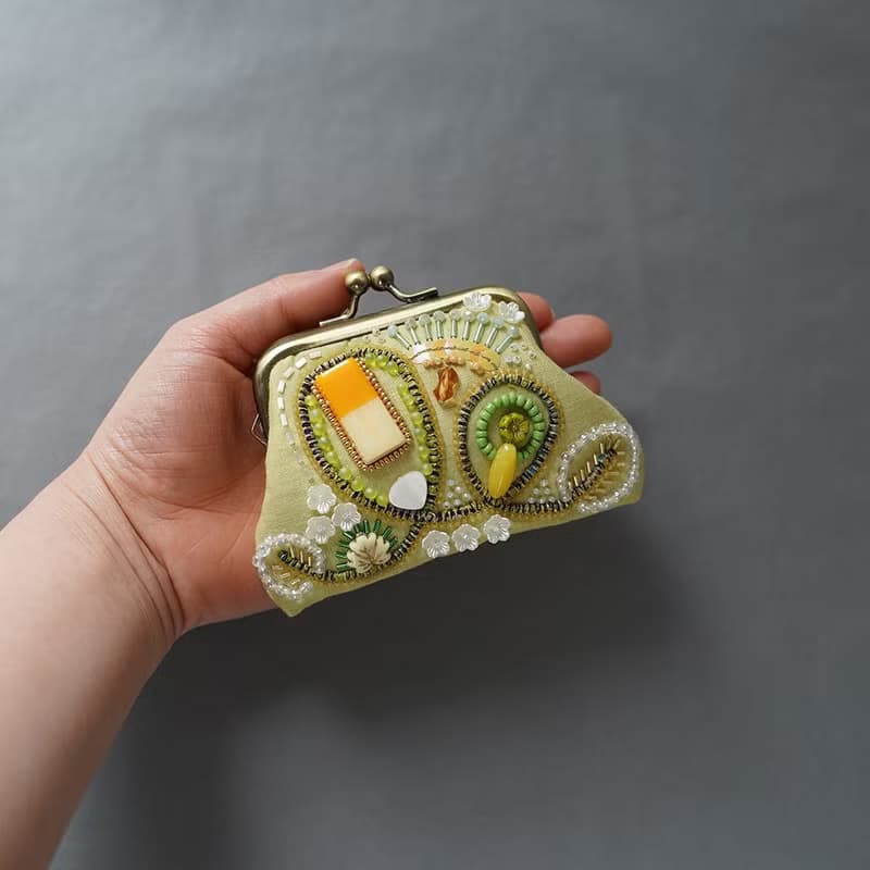 ビーズ刺繍の小さながま口 13　イエロー　カラフル　ビーズ刺繍　ギフト　母の日　敬老の日　クリスマス　マチなしポーチ