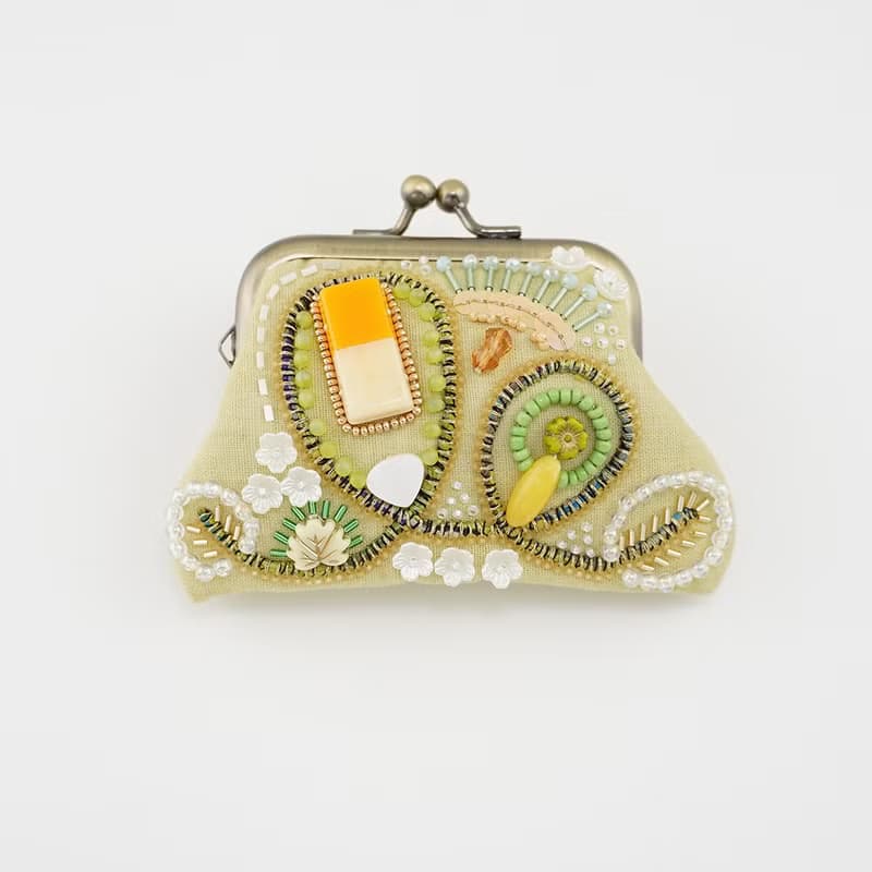 ビーズ刺繍の小さながま口 13　イエロー　カラフル　ビーズ刺繍　ギフト　母の日　敬老の日　クリスマス　マチなしポーチ