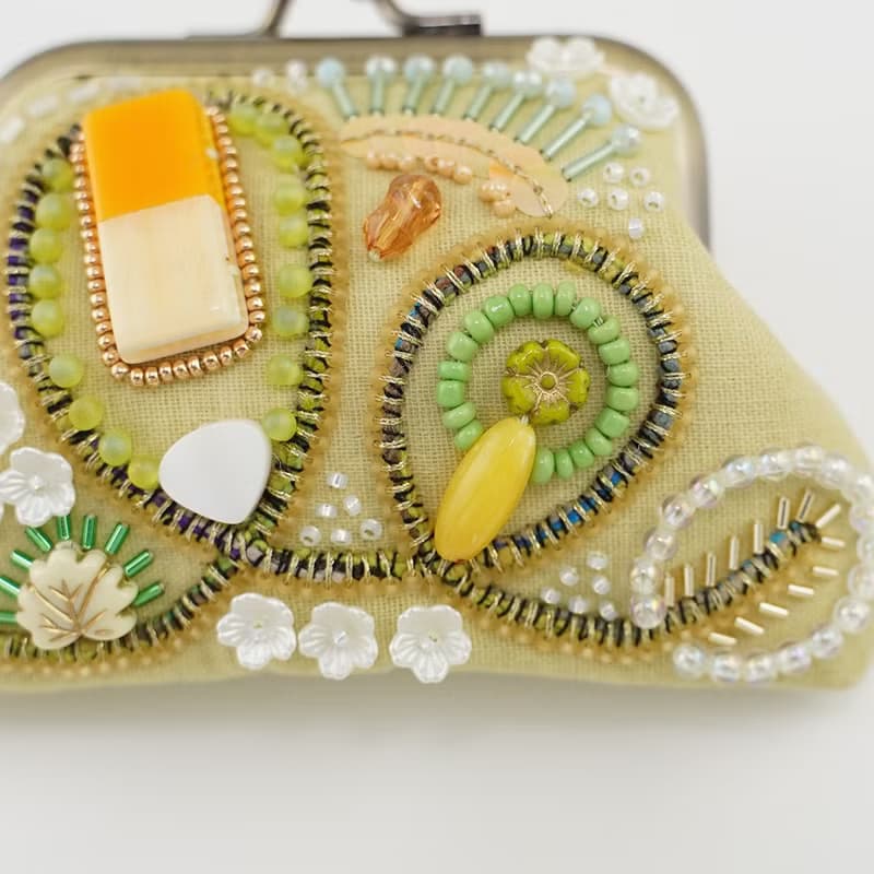 ビーズ刺繍の小さながま口 13　イエロー　カラフル　ビーズ刺繍　ギフト　母の日　敬老の日　クリスマス　マチなしポーチ
