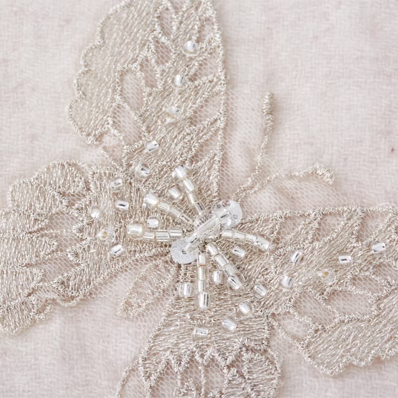 【輕奢】Iris芭蕾蝴蝶訂珠蕾絲刺繡純羊絨Cashmere圍巾-裸膚色