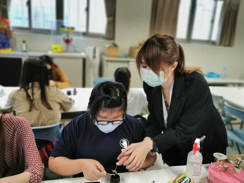 【體驗】【體驗】花蓮手作體驗石膏捏塑玫瑰花擴香瓶DIY手作體驗-小班制