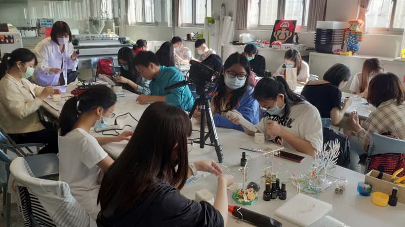 【體驗】【體驗】花蓮手作體驗石膏捏塑玫瑰花擴香瓶DIY手作體驗-小班制