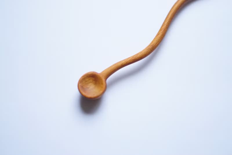 柄が曲がった木のマドラー, チーク