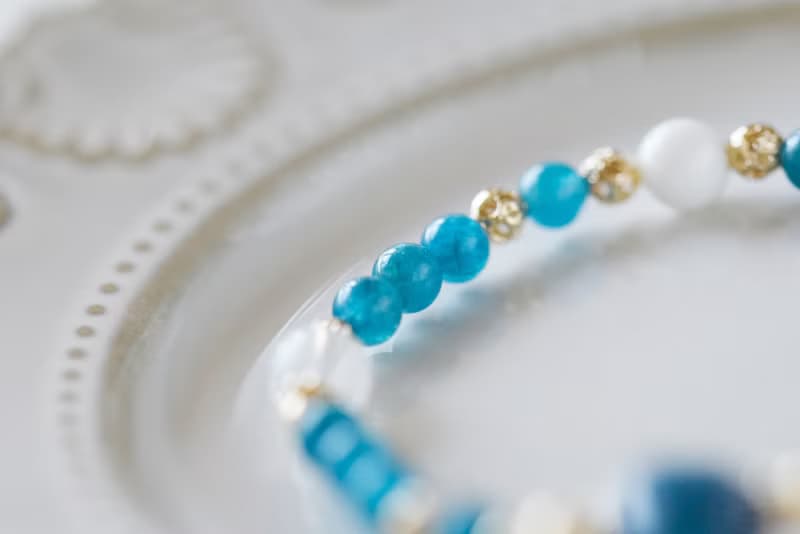 伯爵。磷灰石 藍虎眼石 月亮石 白硨磲 天然石 水晶手鍊