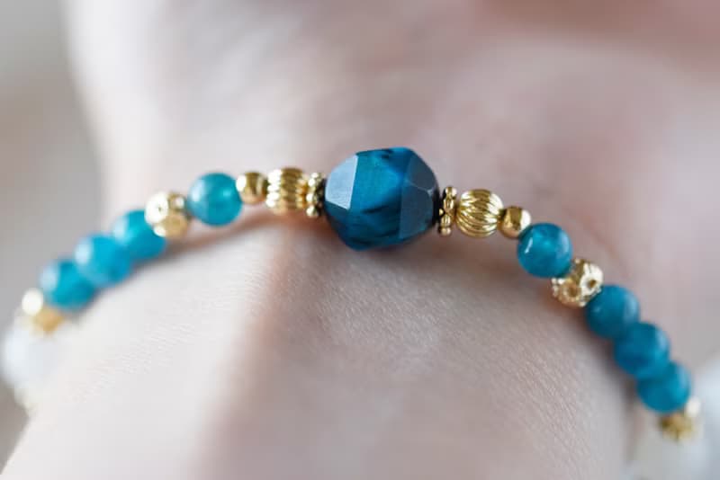 伯爵。磷灰石 藍虎眼石 月亮石 白硨磲 天然石 水晶手鍊