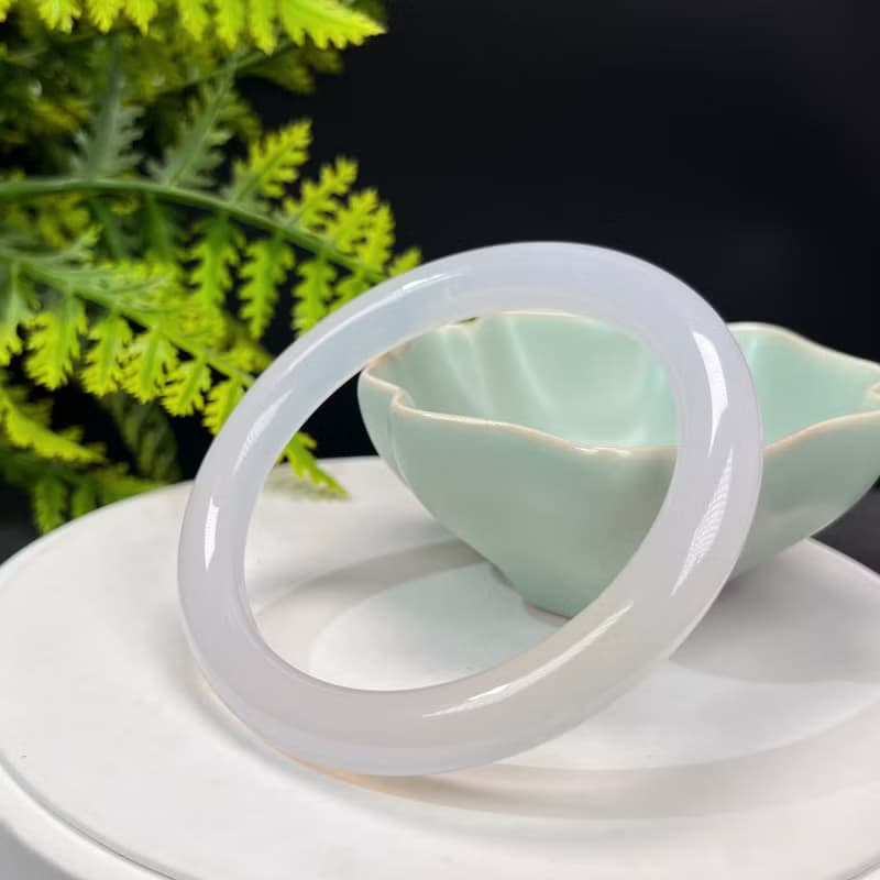 精品 淺紫調白瑪瑙手鐲 62MM 冰潤起光圓條玉髓手環 靈性親和解壓