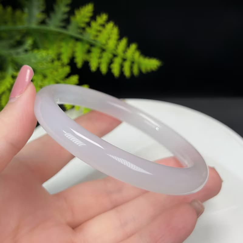 精品 淺紫調白瑪瑙手鐲 62MM 冰潤起光圓條玉髓手環 靈性親和解壓
