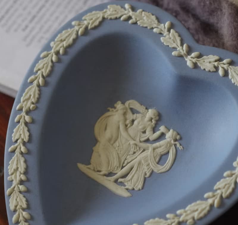 金銀寶貝  英國製經典瓷器 WEDGWOOD 藍白神話浮雕盤 w409A