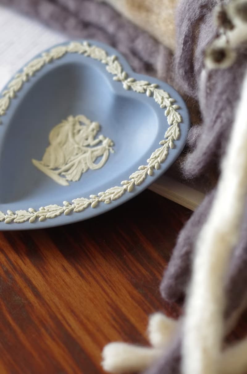 金銀寶貝  英國製經典瓷器 WEDGWOOD 藍白神話浮雕盤 w409A