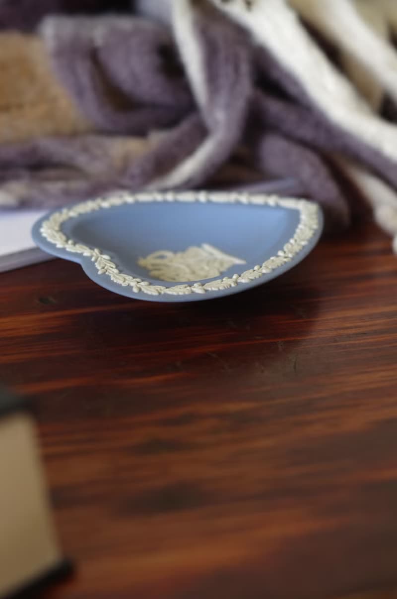 金銀寶貝  英國製經典瓷器 WEDGWOOD 藍白神話浮雕盤 w409A