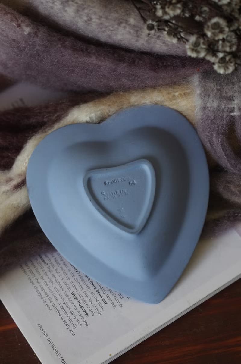 金銀寶貝  英國製經典瓷器 WEDGWOOD 藍白神話浮雕盤 w409A