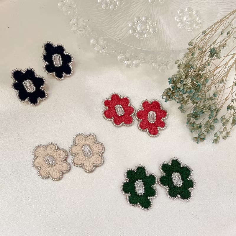 手作刺繡//浮花耳環//可改夾式