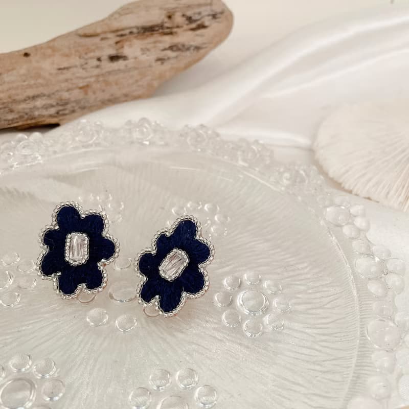 手作刺繡//浮花耳環//可改夾式