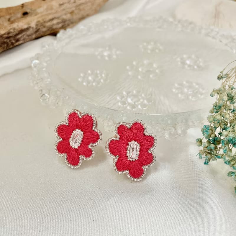 手作刺繡//浮花耳環//可改夾式