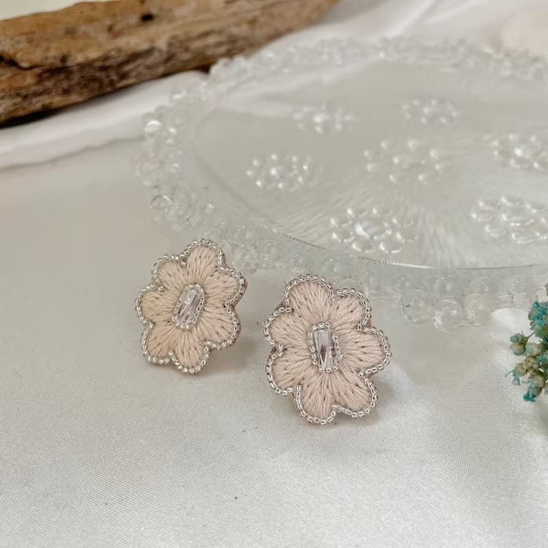 手作刺繡//浮花耳環//可改夾式