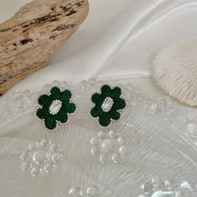 手作刺繡//浮花耳環//可改夾式