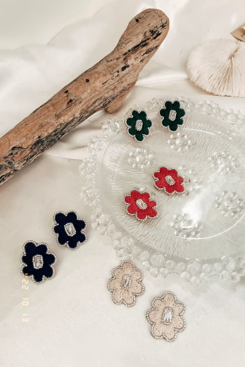 手作刺繡//浮花耳環//可改夾式