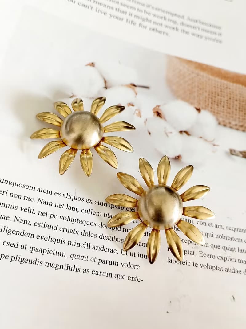 vintage jewelry  典雅霧金太陽花夾式耳環
