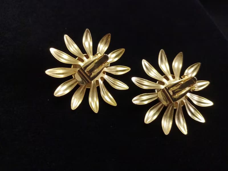vintage jewelry  典雅霧金太陽花夾式耳環