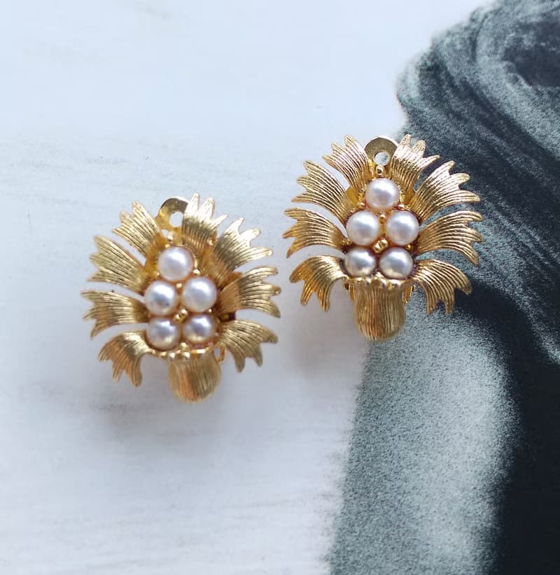 Vintage Jewelry 西洋古董飾品 LISNER 羽毛仿珠花  夾式耳環
