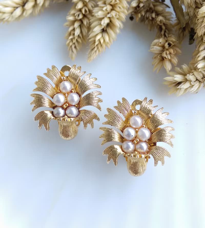 Vintage Jewelry 西洋古董飾品 LISNER 羽毛仿珠花  夾式耳環