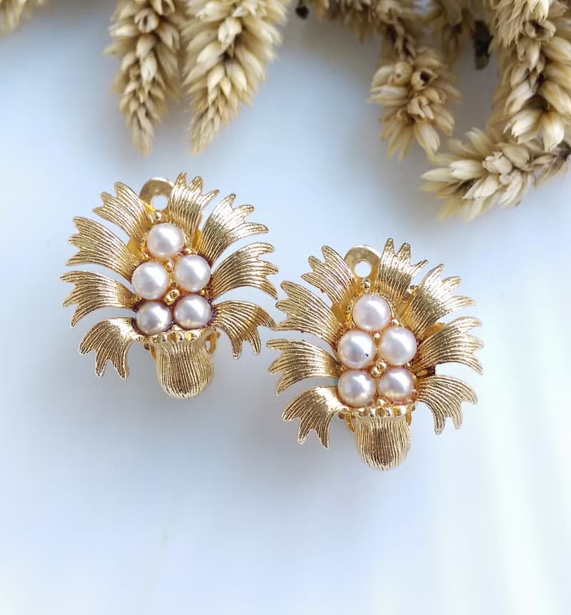 Vintage Jewelry 西洋古董飾品 LISNER 羽毛仿珠花  夾式耳環