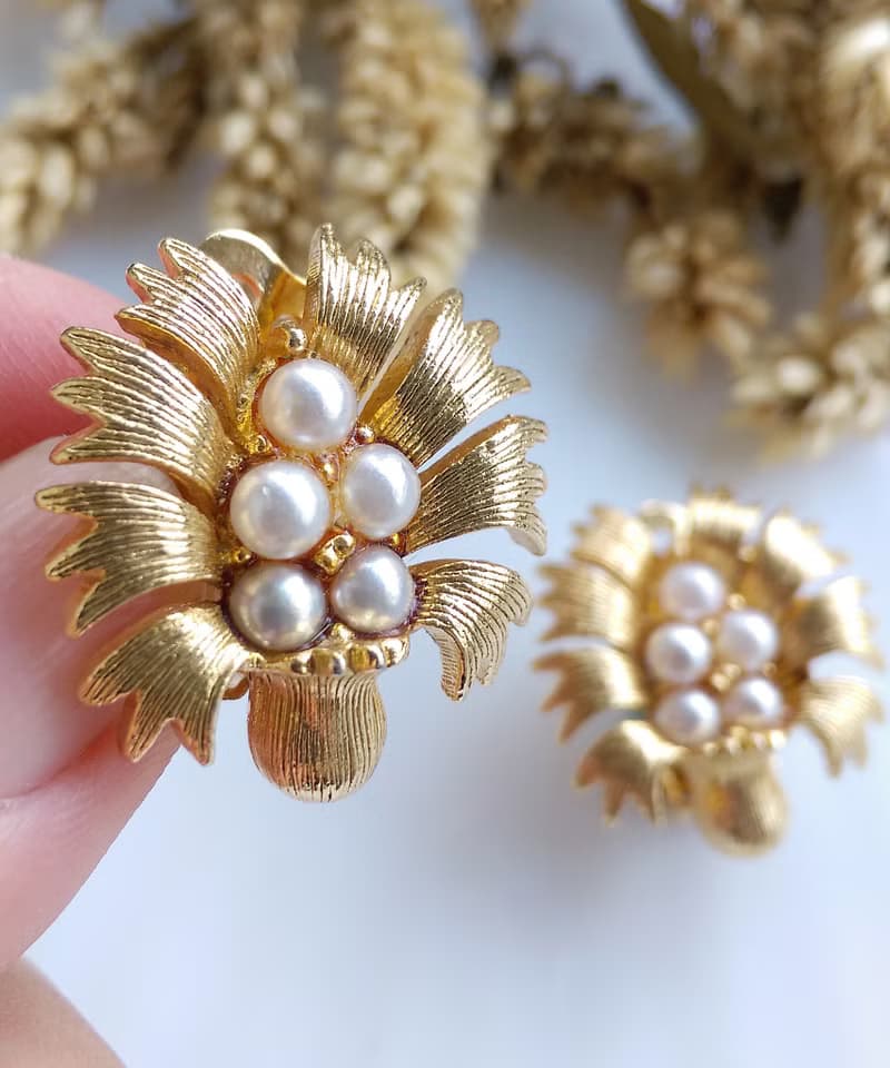 Vintage Jewelry 西洋古董飾品 LISNER 羽毛仿珠花  夾式耳環
