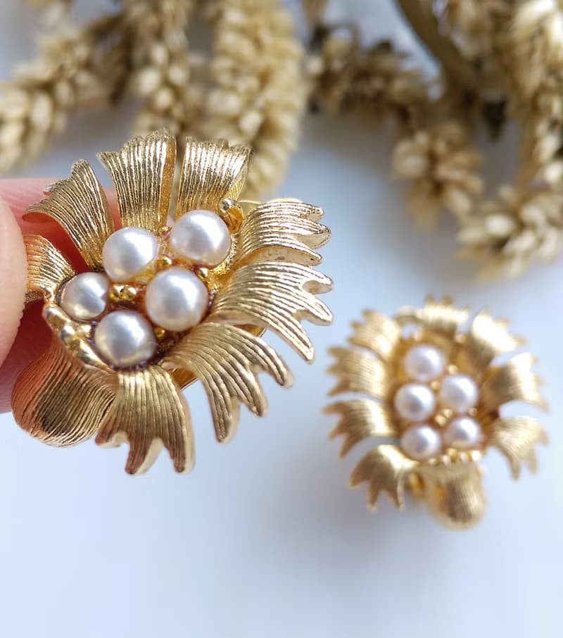 Vintage Jewelry 西洋古董飾品 LISNER 羽毛仿珠花  夾式耳環
