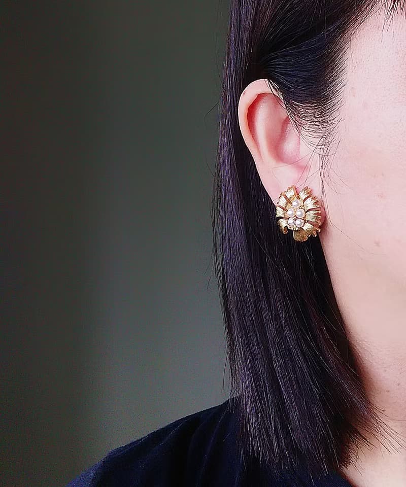 Vintage Jewelry 西洋古董飾品 LISNER 羽毛仿珠花  夾式耳環