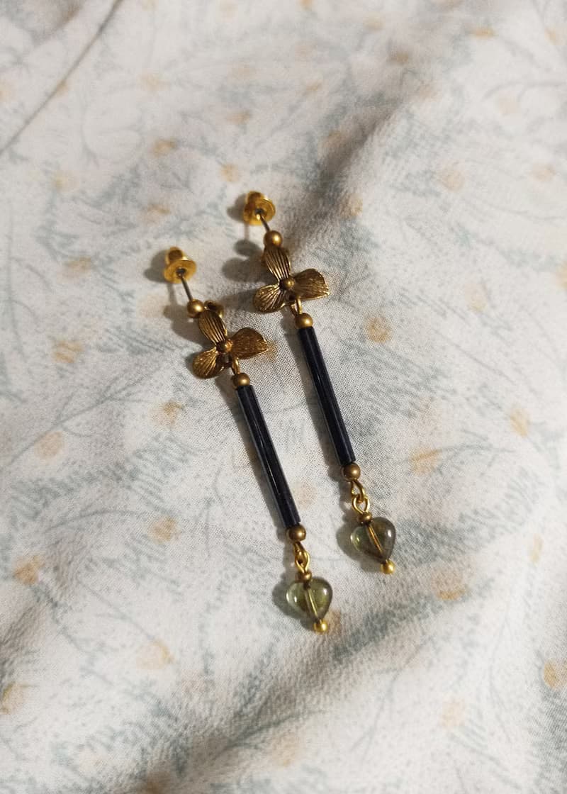 【老黃銅限定】三瓣花垂墜之心長耳環