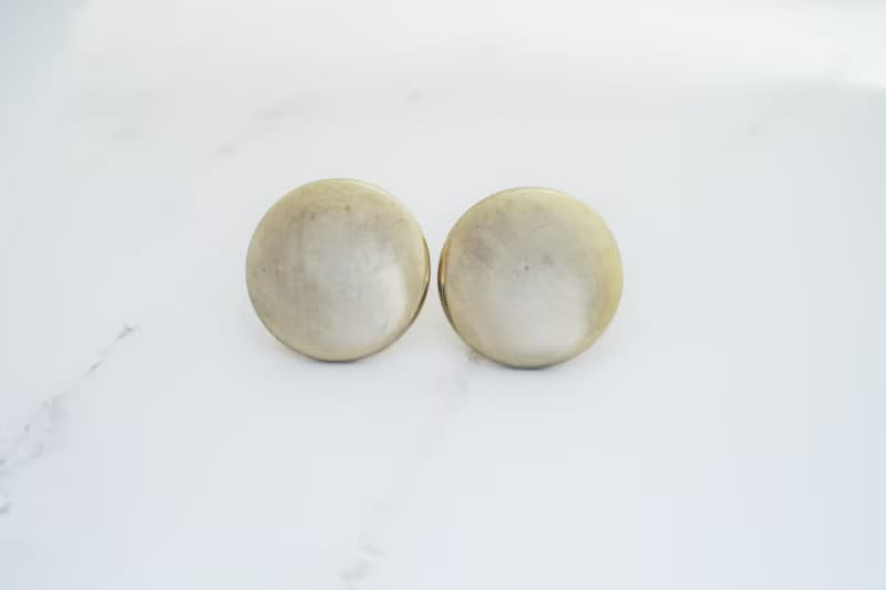 【老飾品/西洋老件】美國CORO淡金色圓形弧面古著夾式耳環