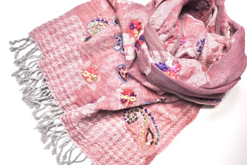 【精品禮盒】釘珠喀什米爾水煮羊毛刺繡圍巾披肩乾燥玫瑰粉拼透紗