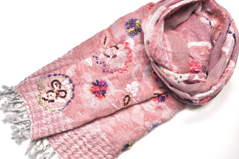 【精品禮盒】釘珠喀什米爾水煮羊毛刺繡圍巾披肩乾燥玫瑰粉拼透紗