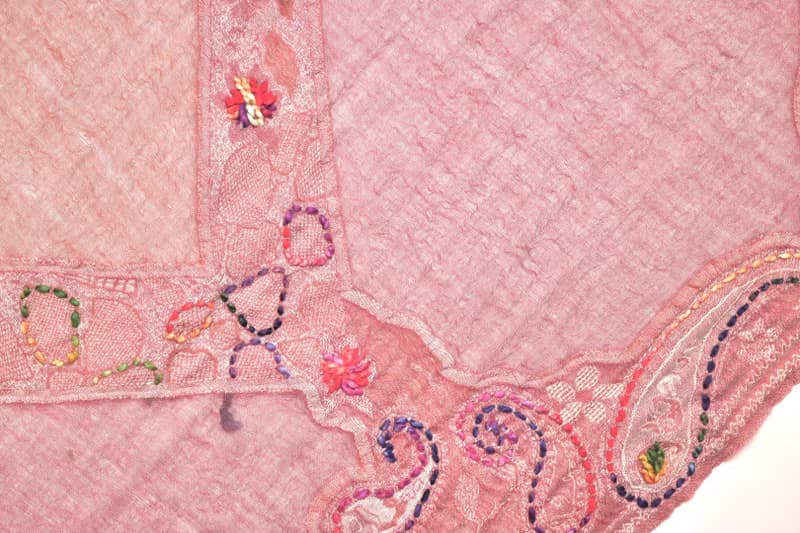 【精品禮盒】釘珠喀什米爾水煮羊毛刺繡圍巾披肩乾燥玫瑰粉拼透紗