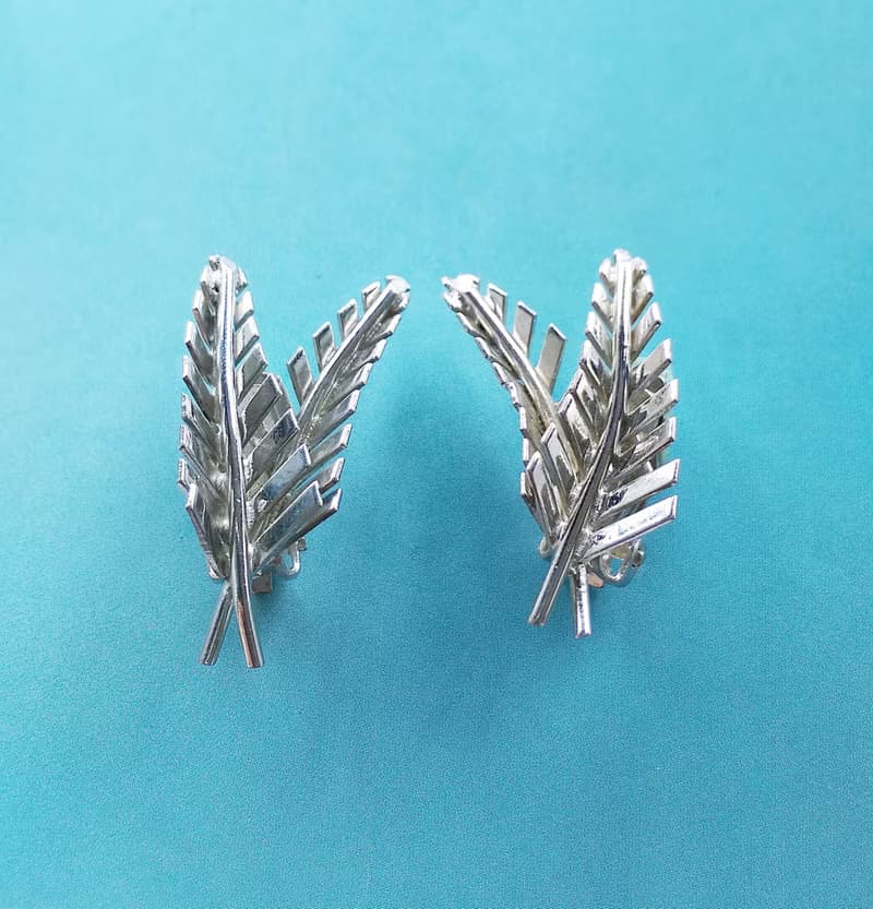 Vintage Jewelry 西洋古董飾品 Giovanni 銀色調 立體葉 夾式耳環