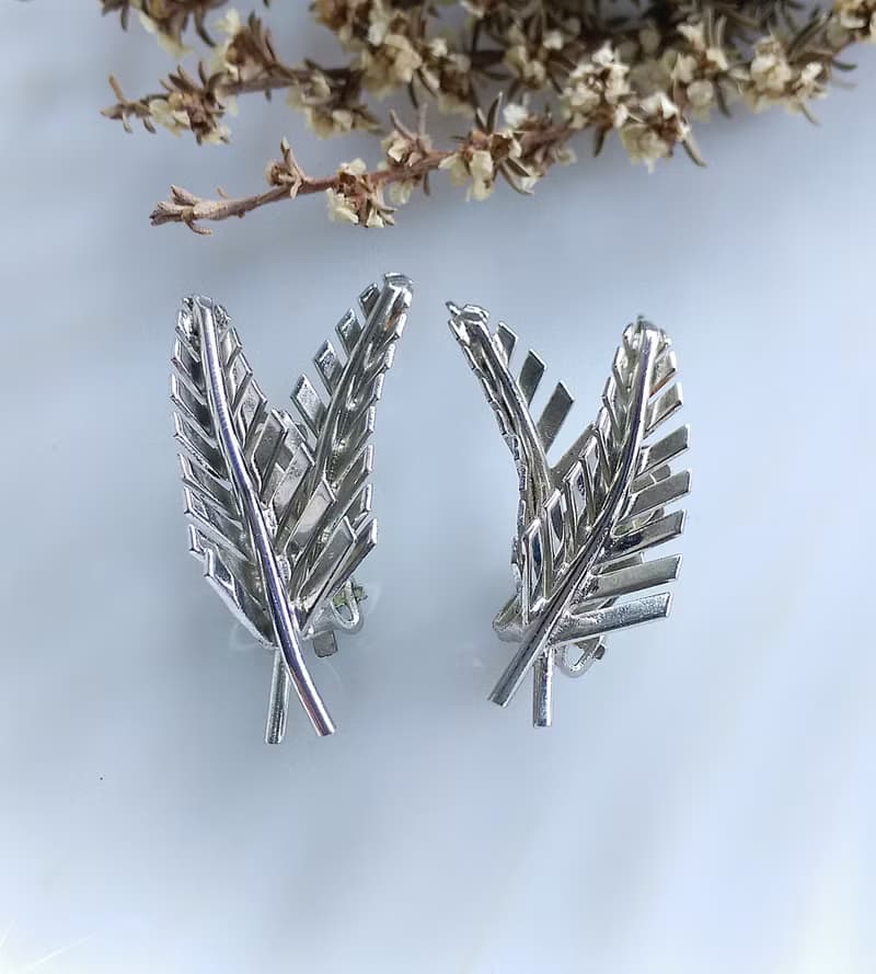Vintage Jewelry 西洋古董飾品 Giovanni 銀色調 立體葉 夾式耳環
