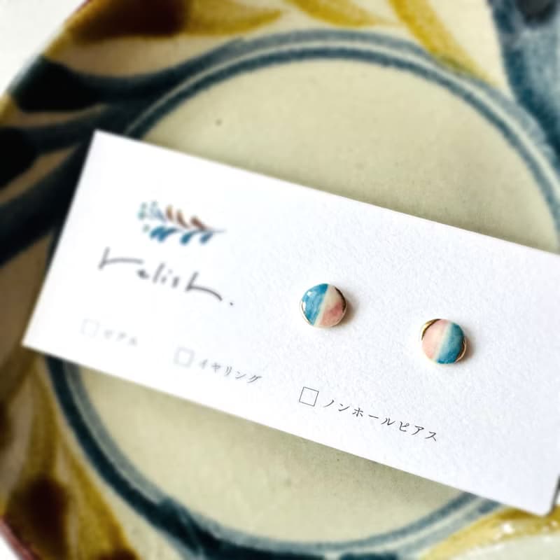 【再販】ほんのりピンク × ライトブルー 小ぶり 陶器 金継ぎ ピアス イヤリング ノンホールピアス 小さい 極小 水色 ゴールド 金 桜 桃 シンプル ギフト