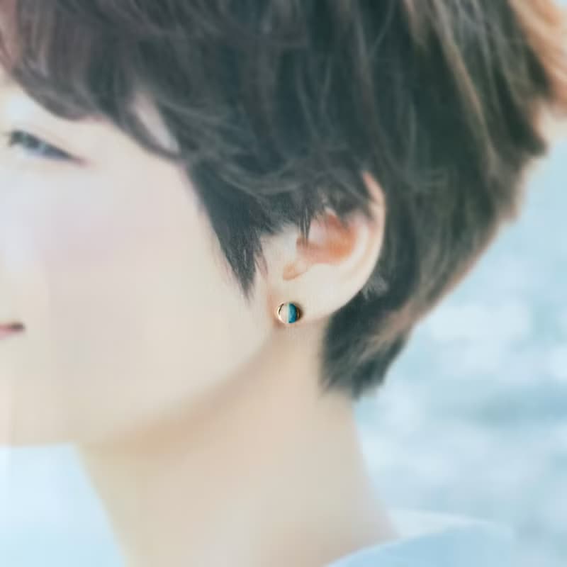 【再販】ほんのりピンク × ライトブルー 小ぶり 陶器 金継ぎ ピアス イヤリング ノンホールピアス 小さい 極小 水色 ゴールド 金 桜 桃 シンプル ギフト