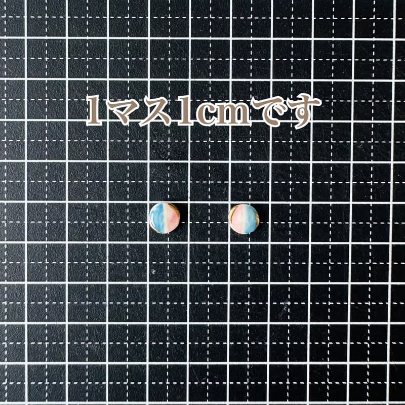【再販】ほんのりピンク × ライトブルー 小ぶり 陶器 金継ぎ ピアス イヤリング ノンホールピアス 小さい 極小 水色 ゴールド 金 桜 桃 シンプル ギフト