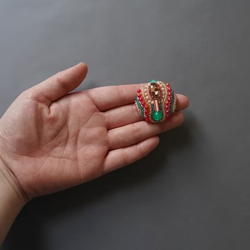 とても軽いおゃべりなブローチ47 ビーズ刺繍のブローチ　ピンク　レッド　グリーン　ビジュー　一点もの
