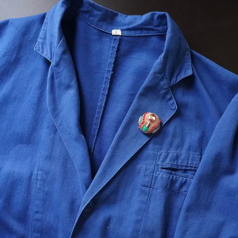 とても軽いおゃべりなブローチ47 ビーズ刺繍のブローチ　ピンク　レッド　グリーン　ビジュー　一点もの