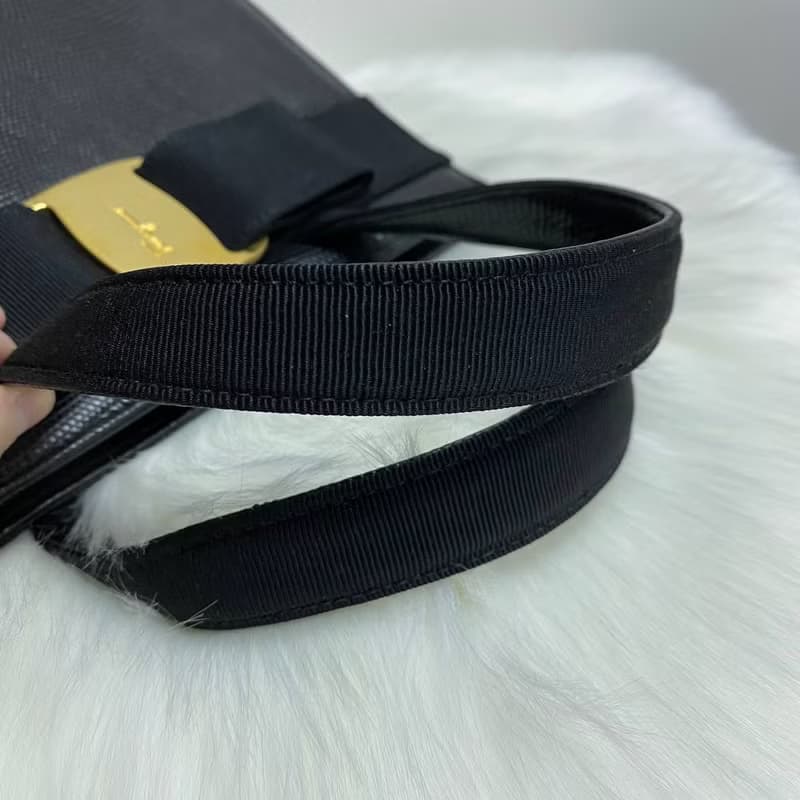 Salvatore Ferragamo 黑色鱷魚皮壓花手袋