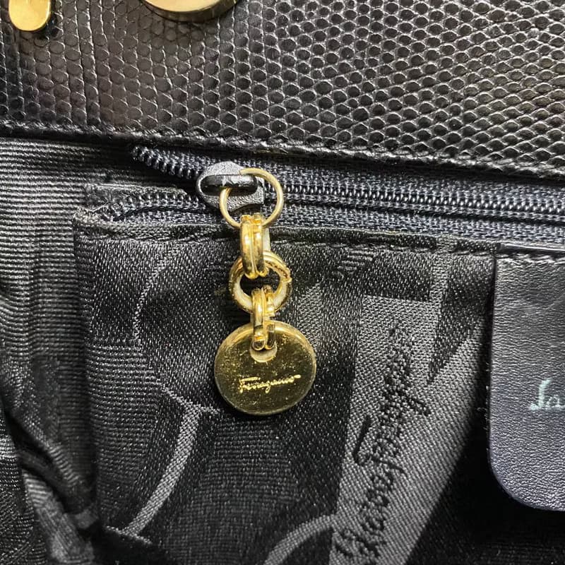 Salvatore Ferragamo 黑色鱷魚皮壓花手袋